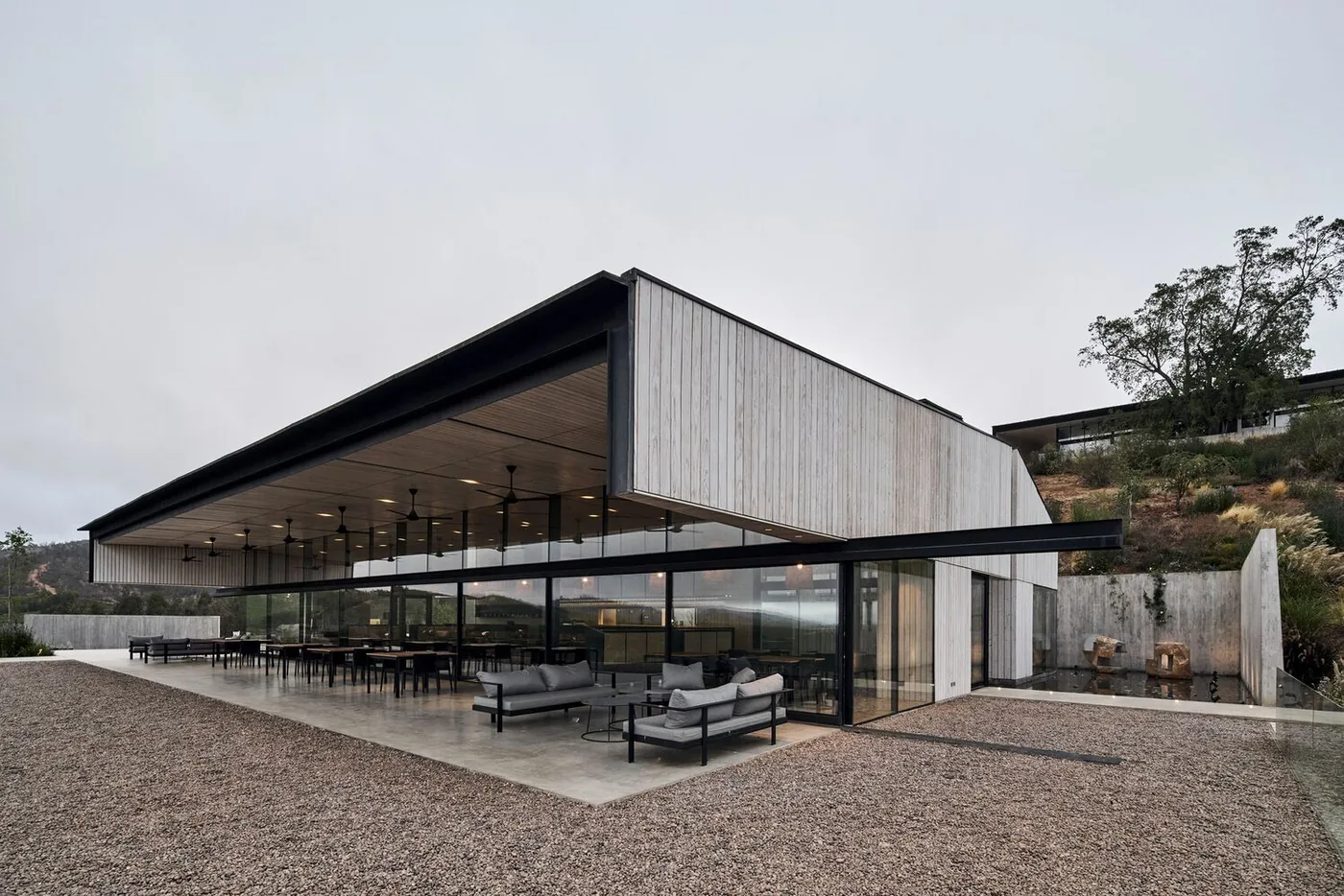 Casa con gran voladizo y terraza
