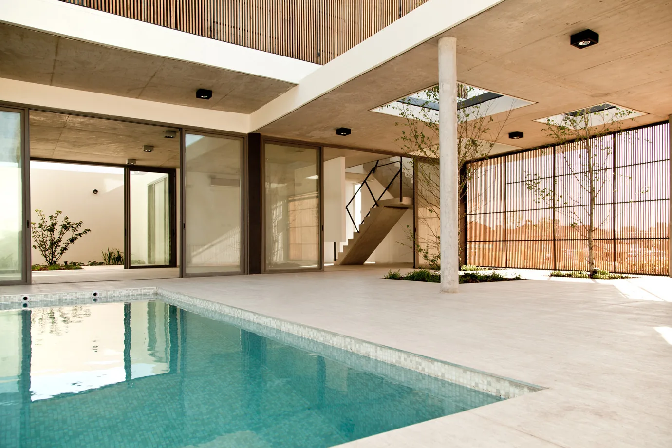 Piscina interior bajo cubierta de madera
